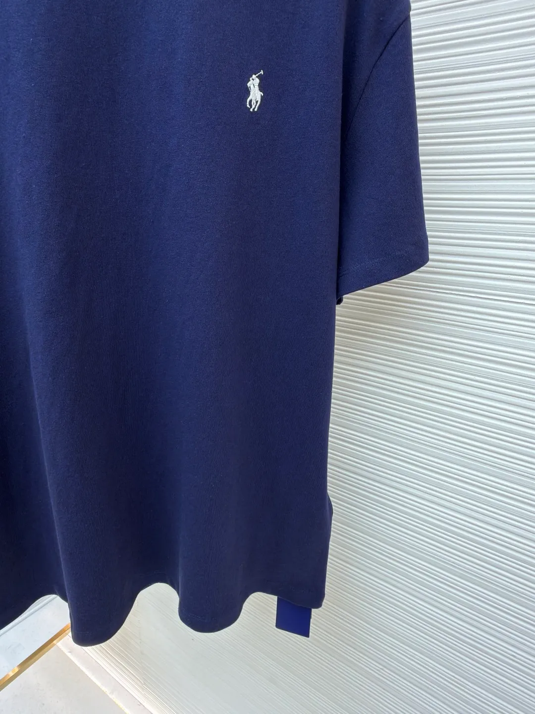 Ralph Lauren logo embroidered short sleeves ●Original version: Purchased and developed for 990 ●Item number: 1682483-X80 ●Material: linen soft plain fabric ●Technology: embroidery production ●Color: navy ●Version: Fitted version ●Weight: about 295 grams ●Size: S-M-L-XL ●Description: Customized cotton and linen soft plain fabric, delicate touch, comfortable and skin-friendly, with deep black as the main color Exquisite red pony logo is embellished throughout. It is highly recognizable. It brings an atmosphere of freedom and vitality. A symphony of pure and smart colors. It outlines a high-end outline with extreme simplicity and becomes the smart focus of the vision. It shows taste in silence and adopts imported machine embroidery technology. It uses advanced computer control system and precise mechanical components to realize the iconic pony embroidery operation. High precision. The lines are smooth and delicate. The fabrics have been washed. It has a better hand feel and texture. It is not easy to deform and not shrink. Not easy to fade and maintain long-lasting beauty. The overall wiring is straight and delicate, the fabric is comfortable and soft, and the color is consistent without color difference. It can be matched with the same style to create a fashionable look and control various occasions. Customized accessories, complete with three standards, same style for men and women!